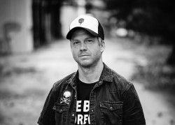 Peet J. debutuje sólovým albem Stay Younger