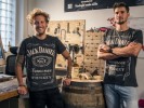 Hodinky ze sudu od whiskey, autorský plecháček nebo džíny na míru? Jack Daniel’s vsadil na divokou kartu