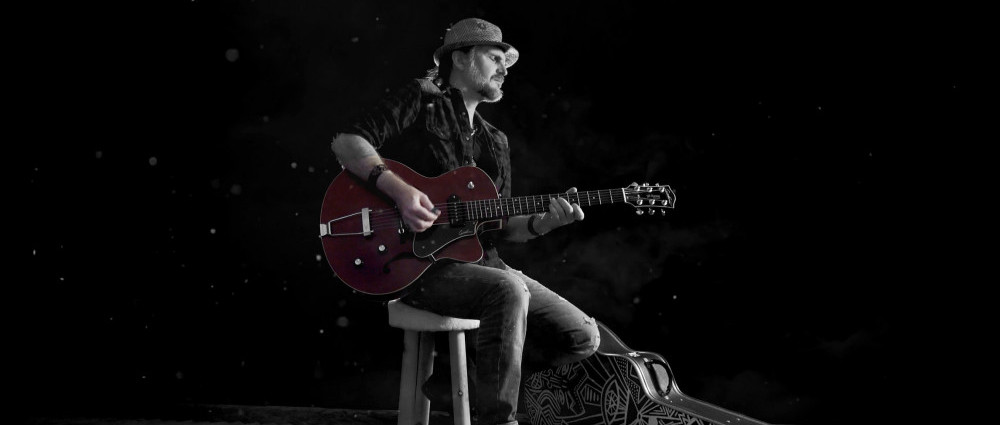 Slovenský gitarový virtuóz Peter Luha prichádza s poriadnou dávkou rocku v novom videoklipe Drahé kovy